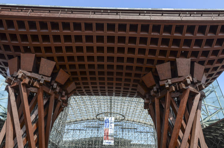 132 - Kanazawa - estacion central - cupula Motenashi y Puerta Tsuzumi